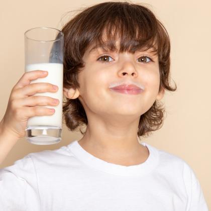 Jót tesz, ha tejet isznak a gyerekek lefekfés előtt?