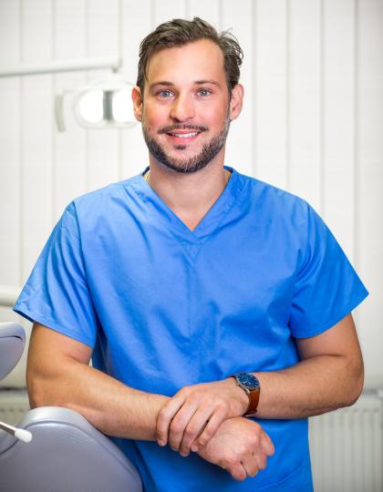 Dr. Damjanovich László - Vezető Fogszakorvos, Dentoalveolaris Sebész Dr. Damjanovich László - Vezető Fogszakorvos, Dentoalveolaris Sebész