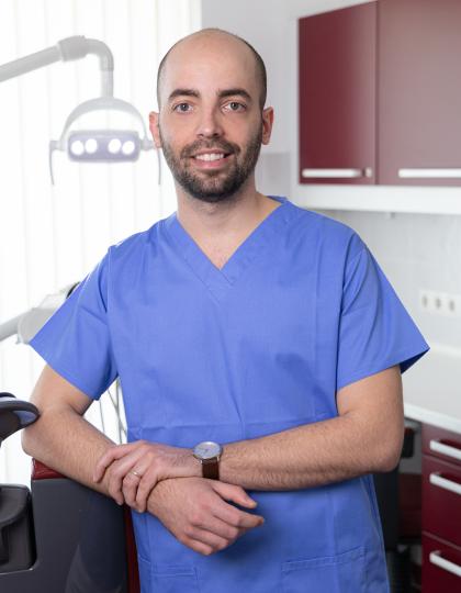 Dr. Uhlár Levente - Szájsebész Szakorvos Dr. Uhlár Levente - Szájsebész Szakorvos