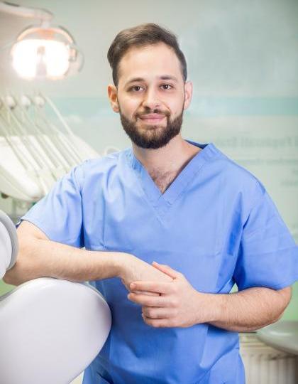 Dr. Sarhan Khalid - Fogorvos, fogszabályozó rezidens Dr. Sarhan Khalid - Fogorvos, fogszabályozó rezidens