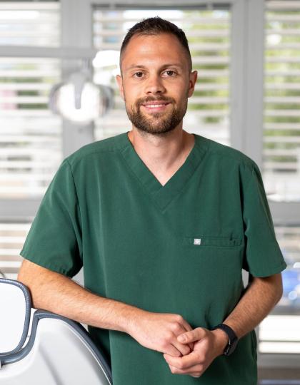 Dr. Kovács Dávid - Dento-alveoláris szájsebész